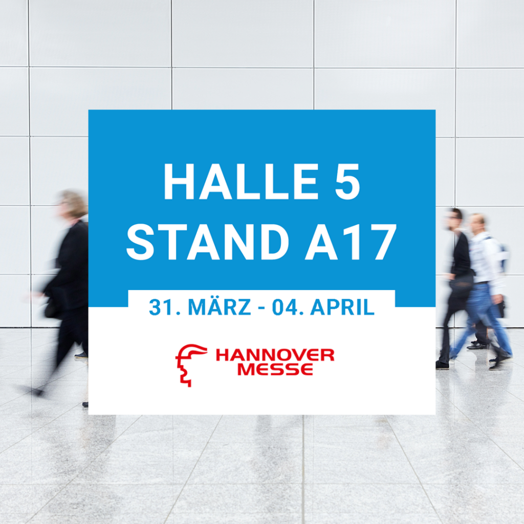 Blau/weißer Banner mit dem Logo der Hannover Messe und der Aufschrift: "Halle 5, Stand A17" über einem Hintergrund von Menschen, die einen Gang entlang gehen